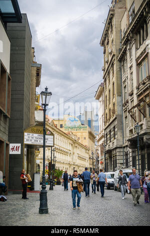 Settembre 22, 2017 Bucarest/Romania - la gente che camminava sul Lipscani Street nel centro di Bucarest Foto Stock