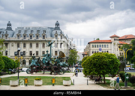 Settembre 22, 2017 Bucarest/Romania - 'un carrello con pagliacci' scultura da mi Bolborea davanti al National Theatre di Bucarest (TNB); il Buchares Foto Stock