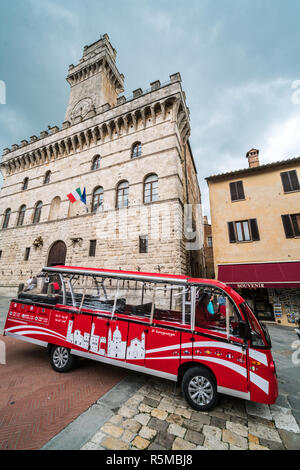 Autobus turistico in strada di Montepulciano, Toscana, Italia, Europa. Foto Stock