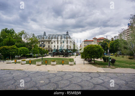 Settembre 22, 2017 Bucarest/Romania - 'un carrello con pagliacci' scultura da mi Bolborea davanti al National Theatre di Bucarest (TNB); il Buchares Foto Stock