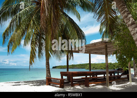 Il padiglione, palme e acqua incontaminata. Il privato Playa Azul è un paradiso tropicale beach, parte di Isla Barú. Cartagena de Indias, Colombia. Ott 2018 Foto Stock