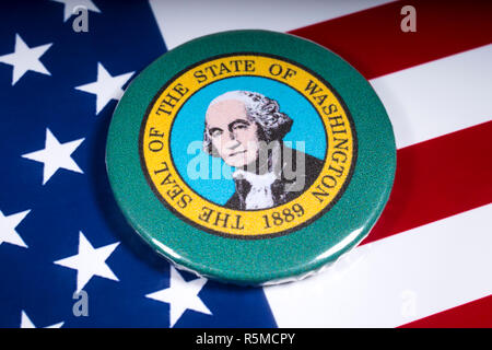 London, Regno Unito - 15 Novembre 2018: un emblema raffigurante il sigillo dello Stato di Washington, nella foto sopra la bandiera degli Stati Uniti d'America. Foto Stock