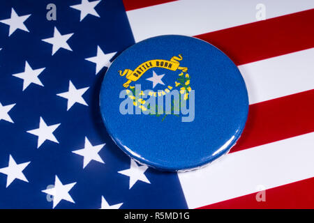 London, Regno Unito - 15 Novembre 2018: il simbolo dello stato del Nevada, nella foto sopra la bandiera degli Stati Uniti d'America. Foto Stock