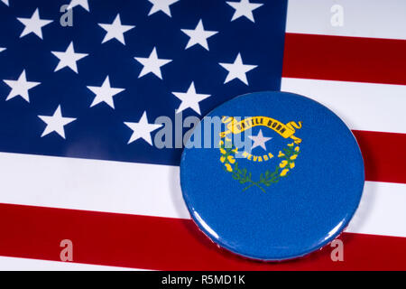 London, Regno Unito - 15 Novembre 2018: il simbolo dello stato del Nevada, nella foto sopra la bandiera degli Stati Uniti d'America. Foto Stock
