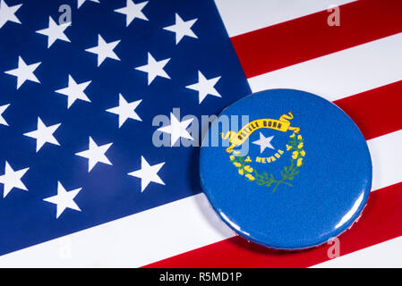 London, Regno Unito - 15 Novembre 2018: il simbolo dello stato del Nevada, nella foto sopra la bandiera degli Stati Uniti d'America. Foto Stock