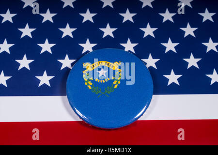 London, Regno Unito - 15 Novembre 2018: il simbolo dello stato del Nevada, nella foto sopra la bandiera degli Stati Uniti d'America. Foto Stock