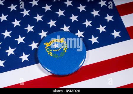 London, Regno Unito - 15 Novembre 2018: il simbolo dello stato del Nevada, nella foto sopra la bandiera degli Stati Uniti d'America. Foto Stock