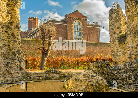 Il carcere a lettura dietro le rovine dell'Abbazia, Berkshire, Regno Unito Foto Stock