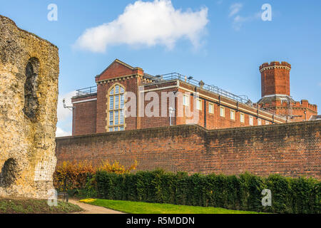 Il carcere a lettura dietro le rovine dell'Abbazia, Berkshire, Regno Unito Foto Stock