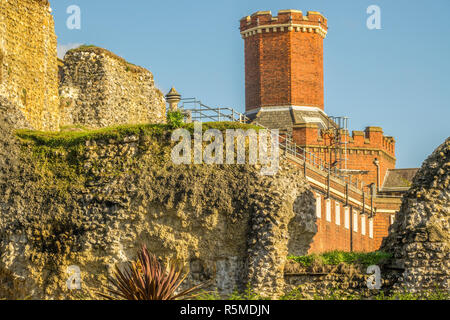 Il carcere a lettura dietro le rovine dell'Abbazia, Berkshire, Regno Unito Foto Stock