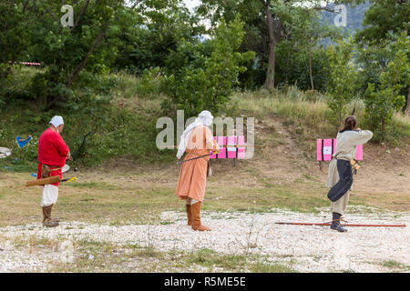 ASENVOGRAD, Bulgaria - 25 giugno 2016 - Fiera medievale in Asenovgrad ricreando la vita dei bulgari durante il Medioevo. Arco e frecce co di ripresa Foto Stock