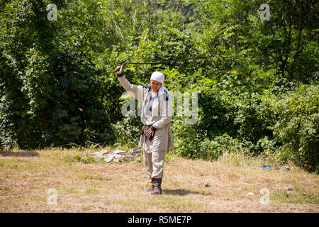 ASENVOGRAD, Bulgaria - 25 giugno 2016 - Fiera medievale in Asenovgrad ricreando la vita dei bulgari durante il Medioevo. Donna di dimostrare come la t Foto Stock