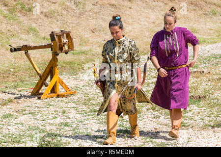 ASENVOGRAD, Bulgaria - 25 giugno 2016 - Fiera medievale in Asenovgrad ricreando la vita dei bulgari durante il Medioevo. Foto Stock