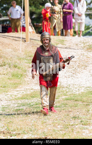 ASENVOGRAD, Bulgaria - 25 giugno 2016 - Fiera medievale in Asenovgrad ricreando la vita dei bulgari durante il Medioevo. Uomo con mail e crossbo Foto Stock