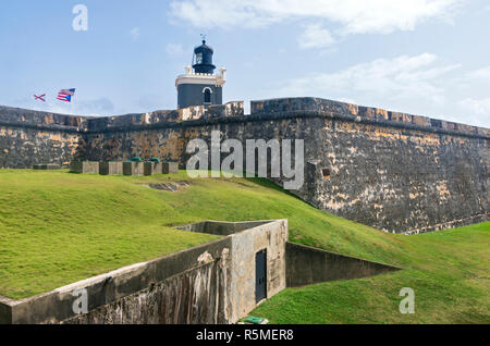 Fortezza di mura e il faro della cittadella landmark el Morro nella vecchia San Juan Portorico Foto Stock