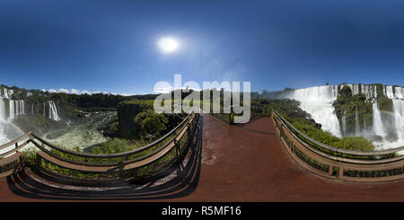 Visualizzazione panoramica a 360 gradi di Le Cascate di Iguazu sul confine di Argentina, Brasile e Paraguay
