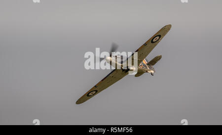 Biggleswade, Regno Unito - 6 Maggio 2018: un Hawker Hurricane vintage aeromobile in volo Foto Stock