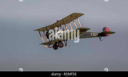 Biggleswade, Regno Unito - 6 Maggio 2018: UN 1918 Avro 504K vintage aeromobile in volo Foto Stock