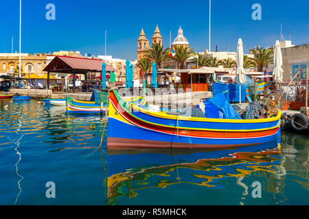 Taditional eyed barche Luzzu di Marsaxlokk, Malta Foto Stock