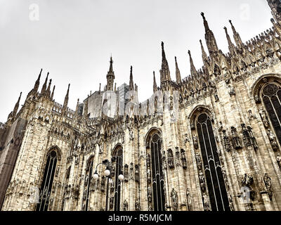 Colpo del Duomo di Milano durante il giorno Foto Stock