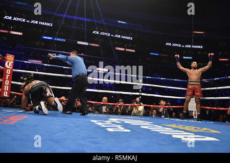 Joe Joyce sconfigge Joe Hanks durante il campionato Heavyweight Bout allo Staples Center di Los Angeles. PREMERE ASSOCIAZIONE foto. Data foto: Sabato 1 dicembre 2018. Scopri la storia della Pennsylvania di boxe a Los Angeles. Il credito fotografico dovrebbe essere: Lionel Hahn/PA filo Foto Stock