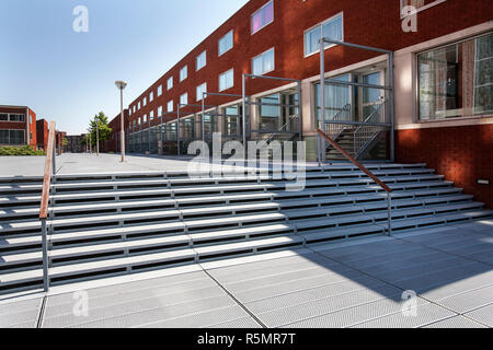 Moderno quartiere con pavimentazione in metallo Foto Stock