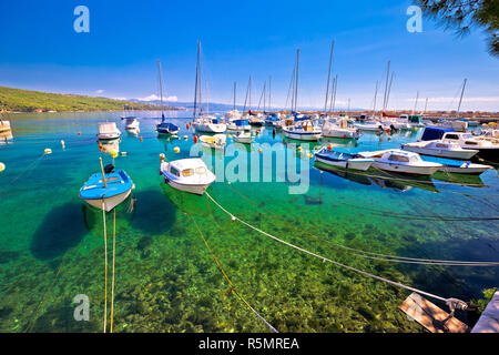 Il turchese piccolo porto di Volosko vista villaggio Foto Stock