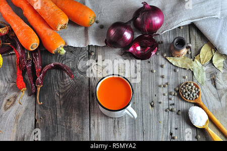 Succo di carota in una tazza di ferro Foto Stock