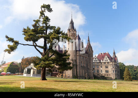 Xvii secolo il castello di Moszna in giornata soleggiata, autunno Alta Slesia, Polonia Foto Stock