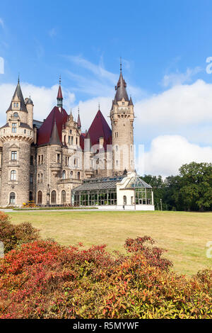 Xvii secolo il castello di Moszna in giornata soleggiata, autunno Alta Slesia, Polonia Foto Stock