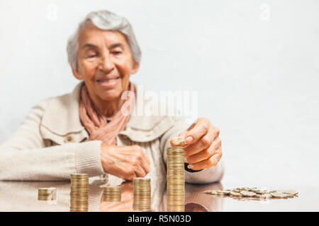 Senior donna risparmio di denaro o di budget Foto Stock