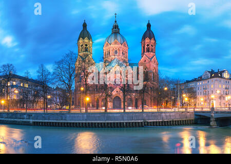 San Lucas Chiesa di notte a Monaco di Baviera, Germania Foto Stock