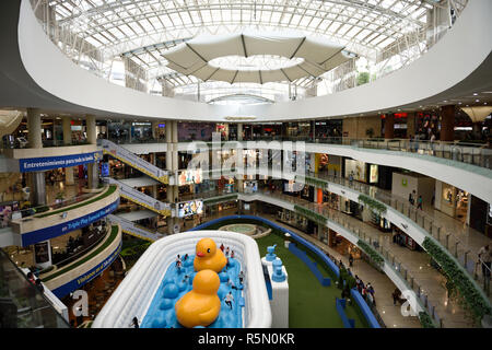 Vista interna del Centro Comercial Santafe, il più grande centro commerciale per lo shopping di Medellin con negozi, giochi per bambini, food court e cinema. Foto Stock