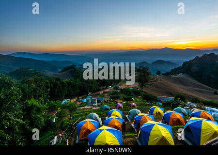 In tenda al tramonto che affaccia sulle montagne . Foto Stock