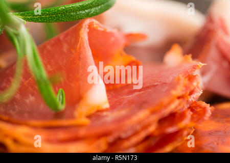 Pila di differenti embutido spagnolo,jamon,chorizo u200BU200band lomo embuchado Foto Stock