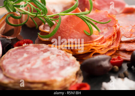 Un mucchio di differenti embutido spagnolo,jamon,chorizo u200BU200band lomo embuchado Foto Stock