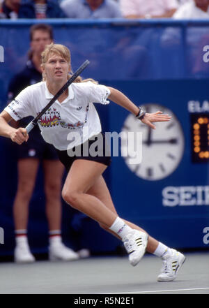 Steffi Graf esegue un colpo durante una partita al 1989 US Open a Flushing Meadow. Foto Stock