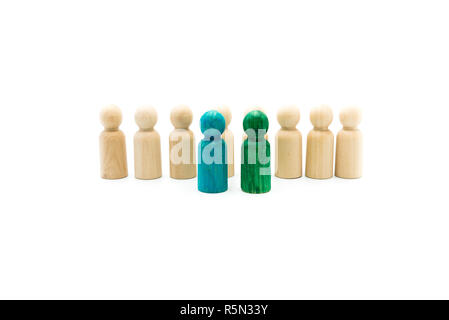 Figure in legno in linea come il team aziendale con il blu e il verde figure in piedi fuori dalla folla, isolato su sfondo bianco. Immagine concettuale di le Foto Stock