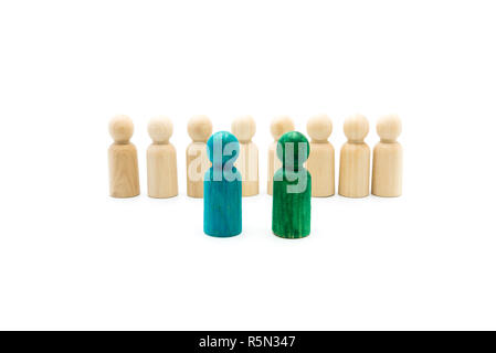 Figure in legno in linea come il team aziendale con il blu e il verde figure in piedi fuori dalla folla, isolato su sfondo bianco. Immagine concettuale di le Foto Stock