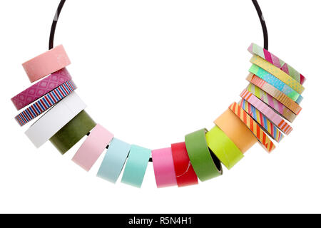 Colorato nastro di mascheratura isolato su uno sfondo bianco Foto Stock
