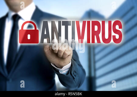 Touchscreen antivirus è azionato da parte dell'imprenditore Foto Stock