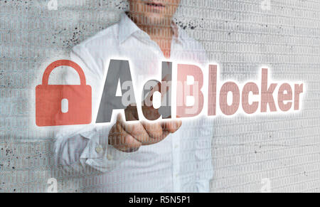 Adblocker con la matrice e il concetto di imprenditore Foto Stock