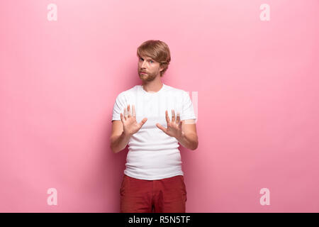 Negativo espressioni facciali umane, emozioni e sentimenti. Ritratto di schizzinosi disgustato giovane uomo Foto Stock