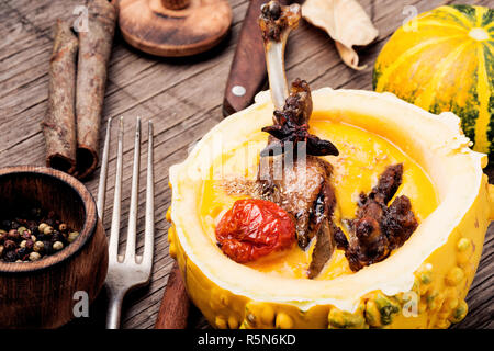 Grigliata di gambe di anatra cotta in purea di zucca.carne dietetica.il cibo italiano Foto Stock