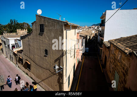 Una vista della città vecchia e mura di Alcudia, Mallorca Foto Stock