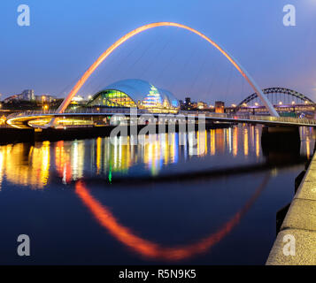 Il Gateshead Millennium Bridge e la salvia, Tyneside Foto Stock