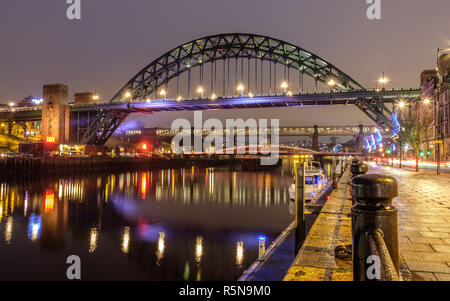 Il Tyne Bridge di notte a Newcastle Upon Tyne, Tyneside Foto Stock