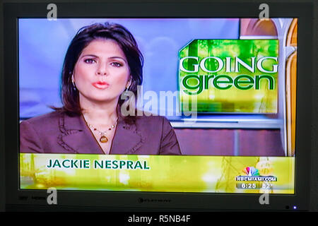 Miami Beach Florida,TV a schermo piatto,televisione,set,screen shot,media,news,newscast,anchorwoman,women,broadcast,Cuban American,woman female women,Jackie Foto Stock