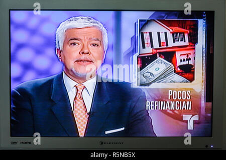 Miami Beach Florida,TV a schermo piatto,televisione,set,screen shot,media,lingua spagnola,bilingue,Telemundo,newscast,broadcast,anchorman,ispanico latino la Foto Stock