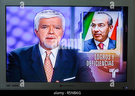 Miami Beach Florida,TV a schermo piatto,televisione,set,screen shot,media,lingua spagnola,bilingue,Telemundo,news,newscast,broadcast,anchorman,uomo ispanico Foto Stock